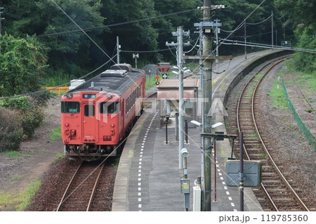 仁保駅を出発する気動車 119785360