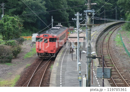 仁保駅を出発する気動車 仁保駅を出発する気動車 119785361
