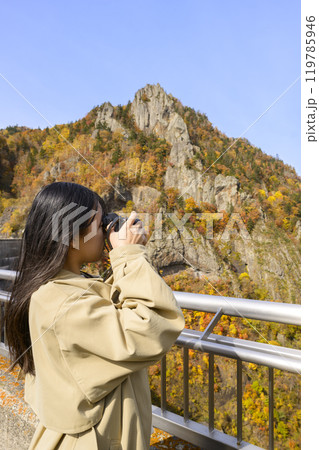 秋の【北海道 豊平峡】を観光する女性 119785946