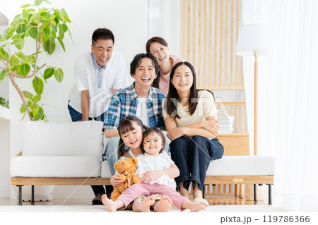 リビングでくつろぐ三世代家族 119786366