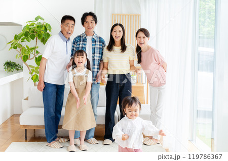 リビングでくつろぐ三世代家族 119786367