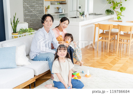 リビングでくつろぐ4人家族 119786684