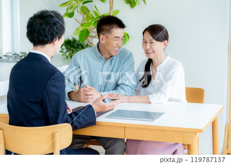 相談するシニア夫婦 相談するシニア夫婦 119787137