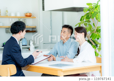 相談するシニア夫婦 119787141
