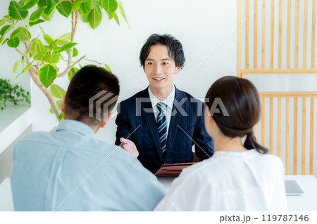 相談するシニア夫婦 相談するシニア夫婦 119787146