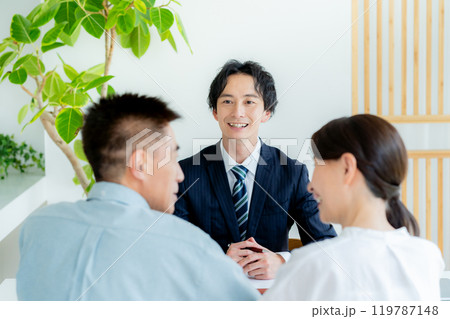 相談するシニア夫婦 相談するシニア夫婦 119787148