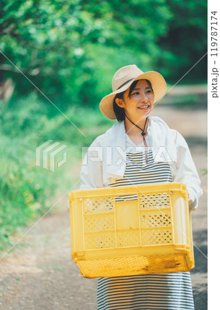 農家と収穫資材 農家と収穫資材 119787174