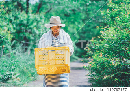 農家と収穫資材 119787177
