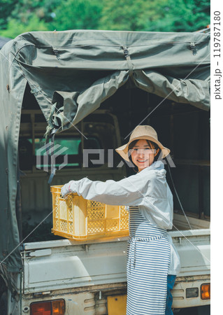 農家と軽トラ 119787180