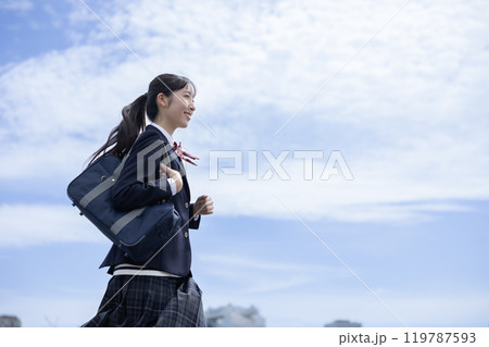 青空の下を走る学生 119787593