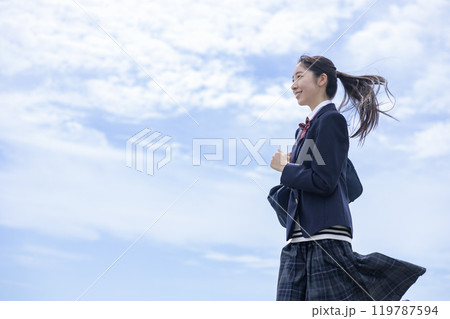 青空の下を走る学生 119787594