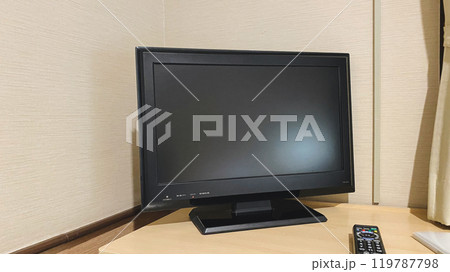 部屋に置いてあるテレビ 119787798