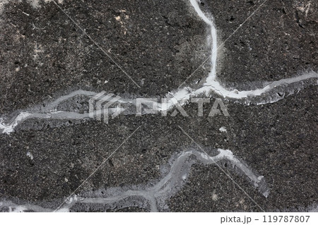 ひび割れのある黒い壁 119787807