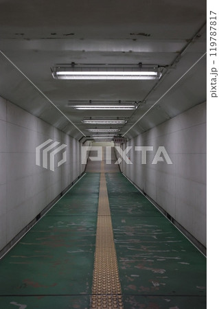 昼間でも薄暗い地下通路 昼間でも薄暗い地下通路 119787817