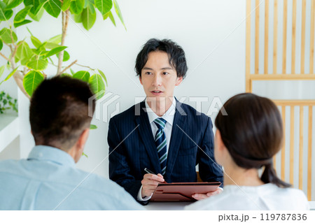 真剣に話すコンサルタント 119787836