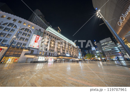 大阪タカシマヤ前　夜のなんば広場 119787961