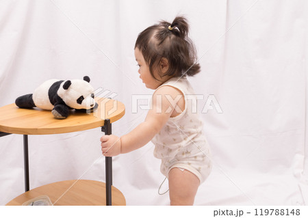 【テーブルでつかまり立ちをするツインテールの赤ちゃん】 【テーブルでつかまり立ちをするツインテールの赤ちゃん】 119788148