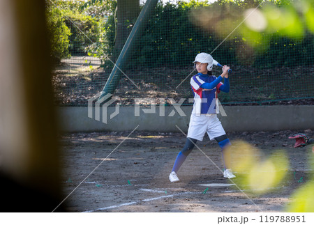 ソフトボールのバッターをする中学生の女子 ソフトボールのバッターをする中学生の女子 119788951