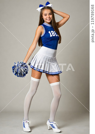 白背景でポーズを決めたチアコスの美少女モデル 119789168
