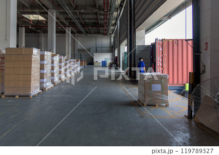 物流倉庫の出荷バース 119789327