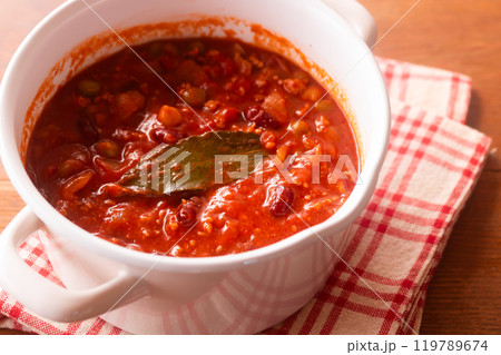 スパイシーだけど辛くない、鍋に入った作りたてチリコンカン 119789674