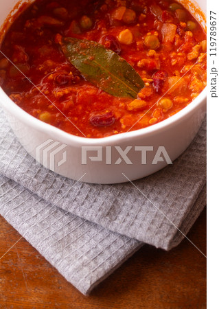 スパイシーだけど辛くない、鍋に入った作りたてチリコンカン スパイシーだけど辛くない、鍋に入った作りたてチリコンカン 119789677