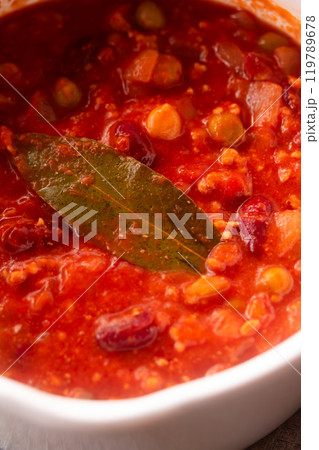 スパイシーだけど辛くない、鍋に入った作りたてチリコンカン 119789678