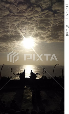 ウルワツ寺院、ケチャダンスと割れ門と夕日と【インドネシア・バリ島】 119789741