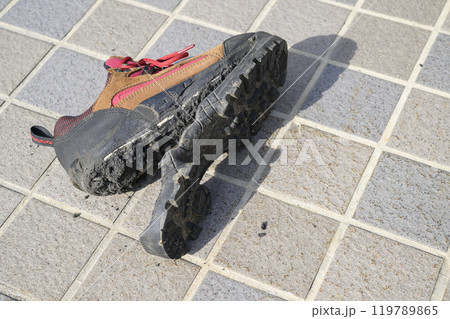 ソールが剥がれた登山靴 119789865
