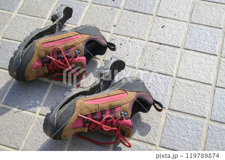ソールが剥がれた登山靴 119789874