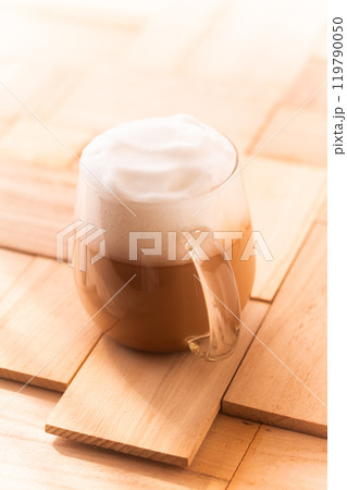 たっぷりのカフェオレでコーヒータイム 119790050