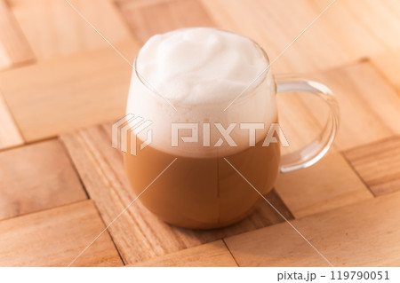 たっぷりのカフェオレでコーヒータイム 119790051