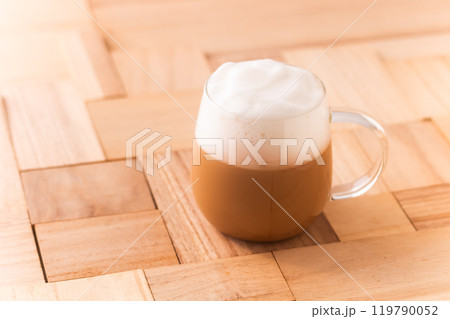 たっぷりのカフェオレでコーヒータイム たっぷりのカフェオレでコーヒータイム 119790052