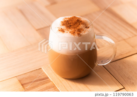 たっぷりのカフェオレでコーヒータイム 119790063