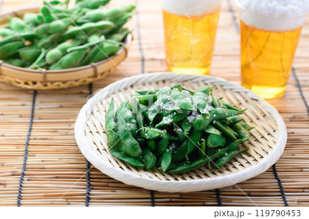 茹でたての枝豆とビール 茹でたての枝豆とビール 119790453