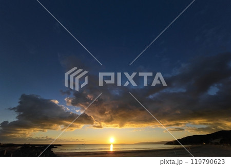 多様な雲が広がった夕空と海辺・冬・超広角・空主体・240104pm 119790623