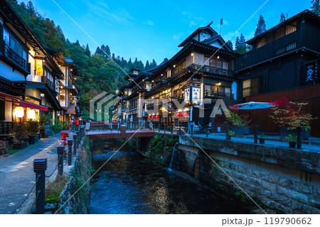 銀山川と温泉街1 119790662