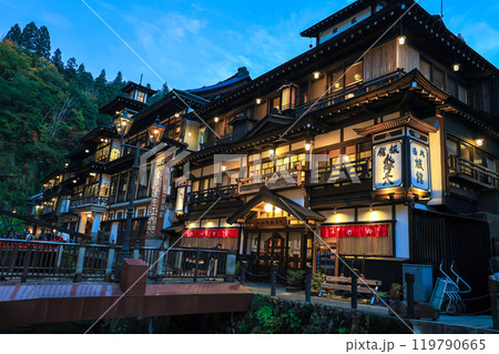 夕暮れの温泉街2 119790665