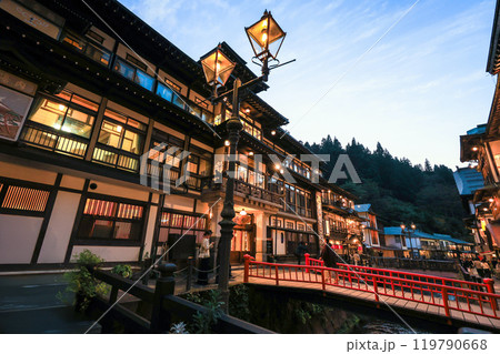 夕暮れの温泉街 119790668
