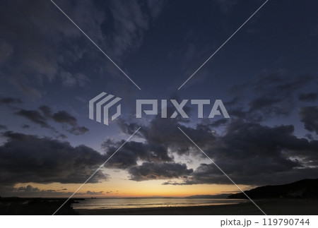 多様な雲が広がった夕暮れ空と海辺・冬・超広角・空主体・240104pm 多様な雲が広がった夕暮れ空と海辺・冬・超広角・空主体・240104pm 119790744