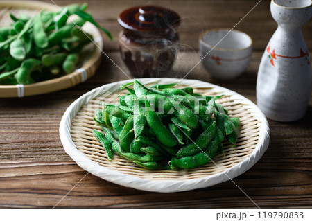 茹でたての枝豆と日本酒 茹でたての枝豆と日本酒 119790833