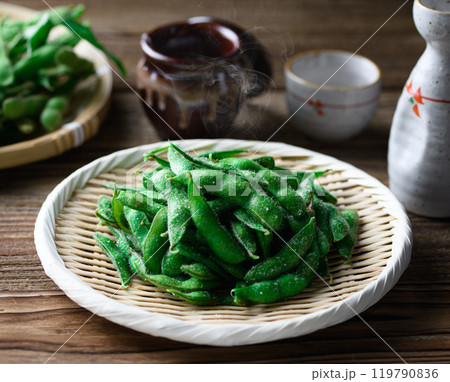 茹でたての枝豆と日本酒 茹でたての枝豆と日本酒 119790836