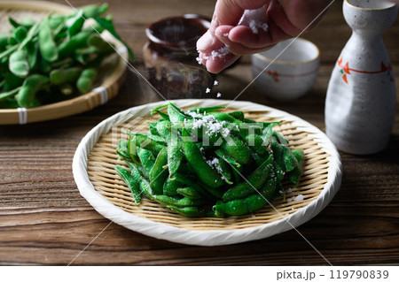 茹でたての枝豆と日本酒 茹でたての枝豆と日本酒 119790839