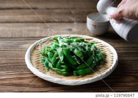 茹でたての枝豆と日本酒 119790847