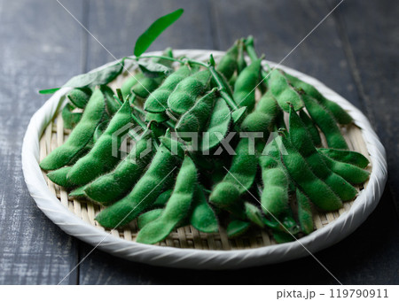 笊に盛り付けた枝付きの枝豆 （ 黒バック ） 119790911