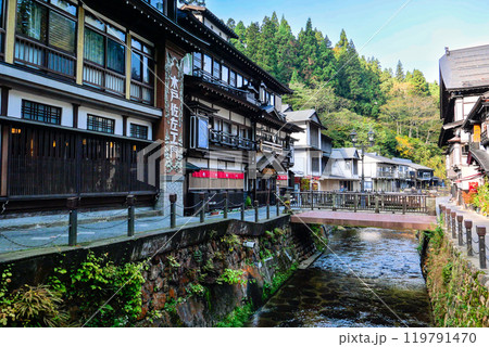 銀山川と温泉街 119791470