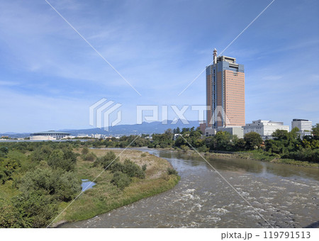 群馬県庁と利根川 119791513