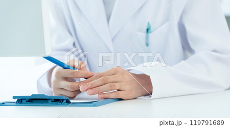 白衣の女性の手元 119791689