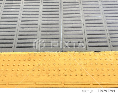 駅のホームの点字ブロック 119791794