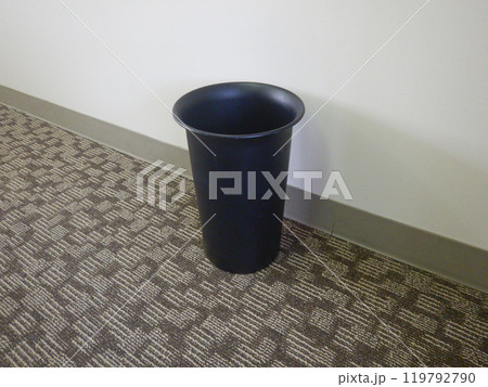 壁際に置かれたオフィスのゴミ箱 壁際に置かれたオフィスのゴミ箱 119792790